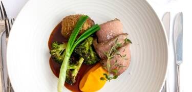 Das Restaurant des Herrenhauses bietet authentische Küche mit saisonalen Menüs und Weinbegleitung in einer charmanten, historischen Umgebung - ein wahrer Genuss!