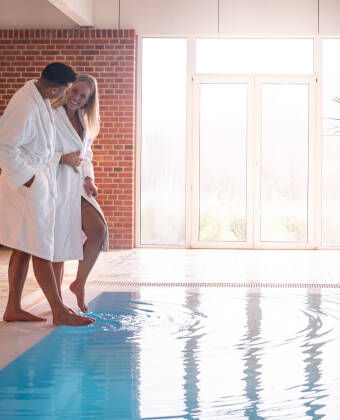 Mit dem Panoramapool, der finnischen Sauna und dem sprudelnden Geysir-Pool ist der Wellnessbereich perfekt, um sich zu entspannen und neue Energie zu tanken.