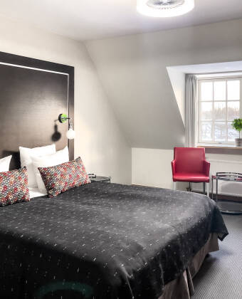 Værelserne har alle moderne faciliteter, du måtte få brug for på et kort ophold.