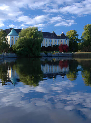 Besøk et av Danmarks flotteste rokokoslott, som ligger i en vakker park - et must for både hageentusiaster og historieelskere.