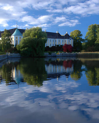 Besuchen Sie eines der schönsten Rokokoschlösser Dänemarks, das in einem wunderschönen Park liegt - ein Muss für Gartenliebhaber und Geschichtsinteressierte gleichermaßen.