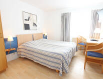 Die hellen Standardzimmer bieten genügend Platz für zwei Erwachsene und sind der ideale Ausgangspunkt für Ihren Aufenthalt in Skagen.