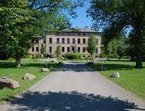 Den gamle herregården, Gutshaus Redewisch, ligger i vakre omgivelser litt utenfor Boltenhagen.