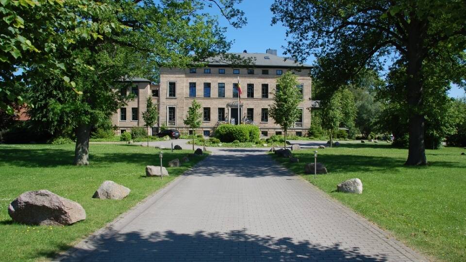 Den gamle herregården, Gutshaus Redewisch, ligger i vakre omgivelser litt utenfor Boltenhagen.