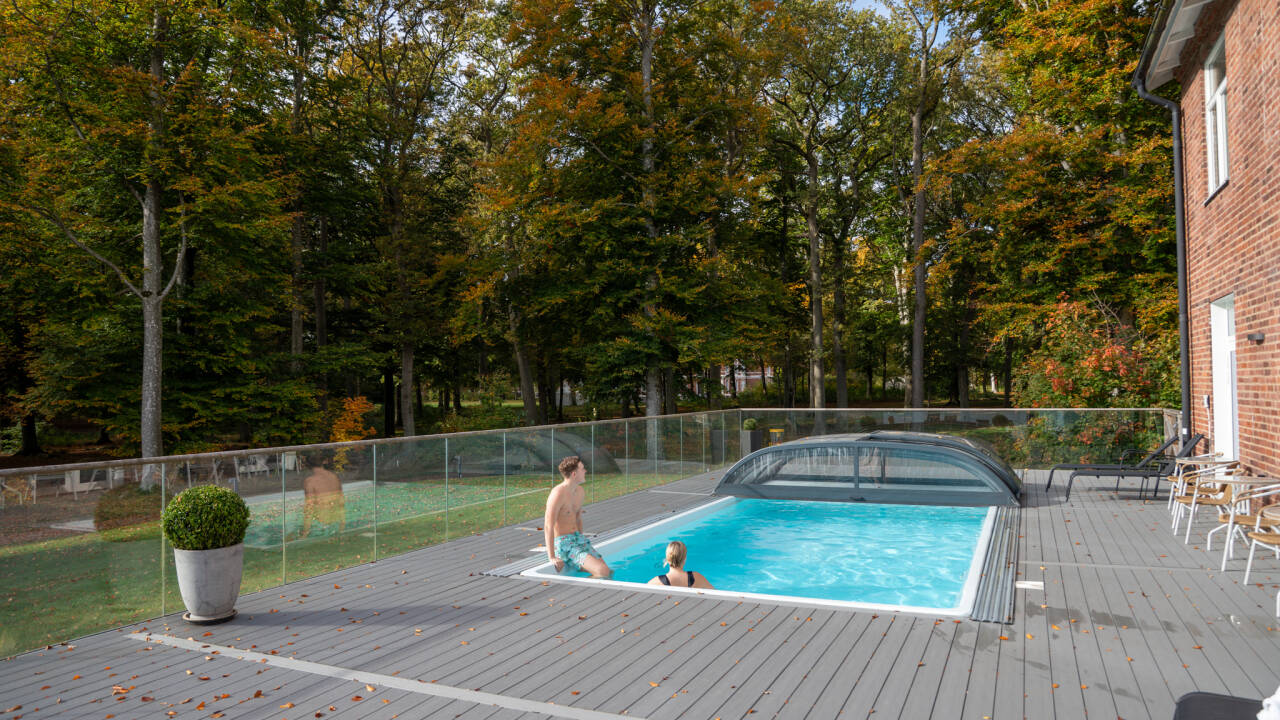 Nyd adgangen til den udendørs pool, der er perfekt til en hurtig svømmetur eller afslapning.