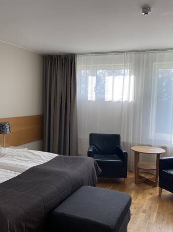 Hotellet ligger bara 400 meter från stadens signum, Ängelholms Flygmuseum, och ca 4 km från en av stadens badstränder!