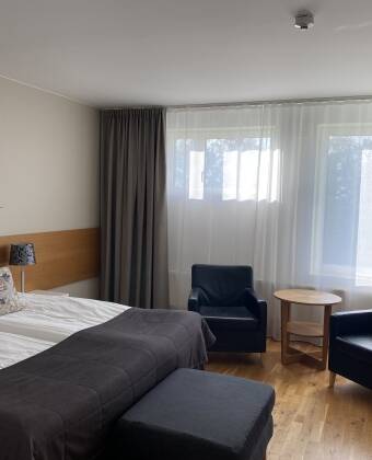 Alle Zimmer des Hotels sind geräumig und verfügen über ein eigenes Bad und WC sowie Kabel-TV.