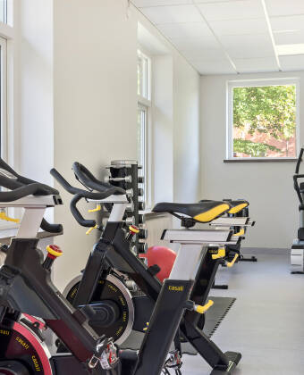 Håll energin uppe med ett toppmodernt gym som är utformat för att förbättra varje träningspass.