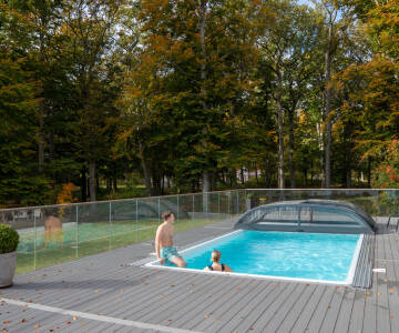 Nyd adgangen til den udendørs pool, der er perfekt til en hurtig svømmetur eller afslapning.