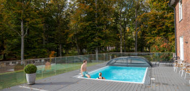 Njut av tillgången till utomhuspoolen, perfekt för en snabb simtur eller för att koppla av.