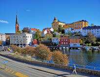 Här bor ni endast 200 meter från Arendals centrum och livliga hamn, ut mot Norges vackraste skärgård.