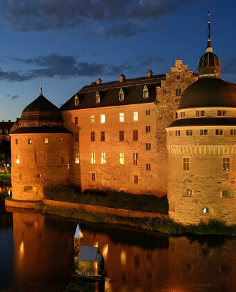 Fahren Sie nach Örebro, wo Sie das Schloss auf der kleinen Insel erleben oder in der süßen Stadt herumlaufen können