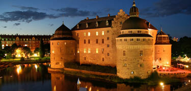 Fahren Sie nach Örebro, wo Sie das Schloss auf der kleinen Insel erleben oder in der süßen Stadt herumlaufen können