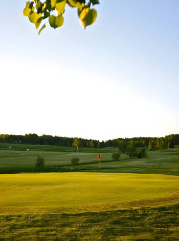 Nora Golfbana ligger inte långt från Åkerby Herrgård, om ni känner för en runda.