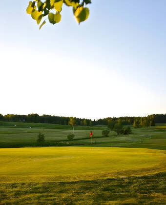 Der Nora Golf Club liegt direkt am Åkerby Gutshof, wenn Sie Golf spielen möchten.