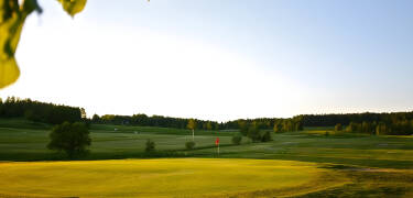 Der Nora Golf Club liegt direkt am Åkerby Gutshof, wenn Sie Golf spielen möchten.