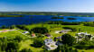 Das Åkerby Gutshof erwartet Sie in der Natur - am Ufer des Fåsjönsees.