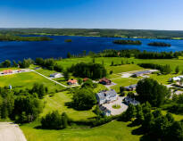 Åkerby Herrgård ligger omgivet af natur, og har udsigt over søen Fåsjön.