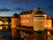 Fahren Sie nach Örebro, wo Sie das Schloss auf der kleinen Insel erleben oder in der süßen Stadt herumlaufen können