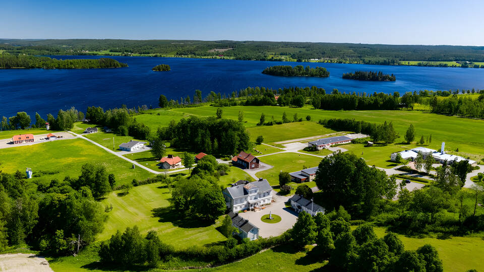 Åkerby Herregård ligger omringet av natur og har utsikt over sjøen Fåsjön.