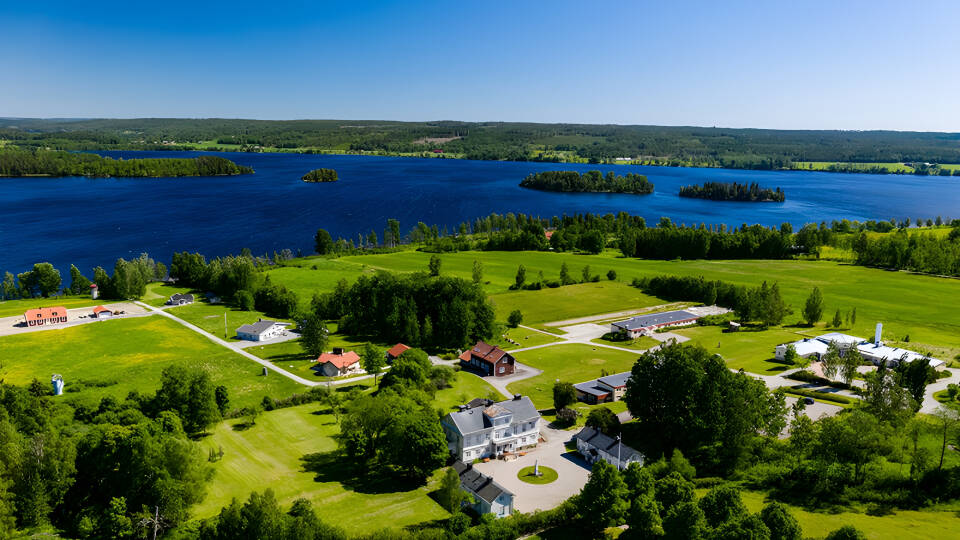 Åkerby Herregård ligger omringet av natur og har utsikt over sjøen Fåsjön.