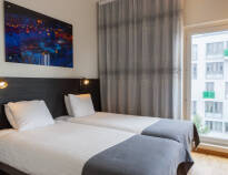 Få en god natts søvn på hotellets lyse og moderne rom, slik at dere er klar til en ny og spennende dag fylt med opplevelser.