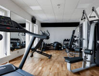 På hotellet finns ett fitnessrum med flera olika maskiner och utrustning till konditions- och styrketräning.