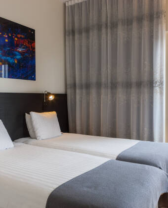 Få en god nats søvn på hotellets lyse og moderne værelser, så I er klar til en ny og spændende dag fyldt med oplevelser.