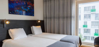 Få en god nats søvn på hotellets lyse og moderne værelser, så I er klar til en ny og spændende dag fyldt med oplevelser.