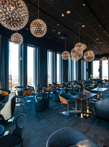 Njut av utsikten från 16:e våningen i hotellet skybar, SKAJ, där ni har en fantastisk utsikt över Malmö.