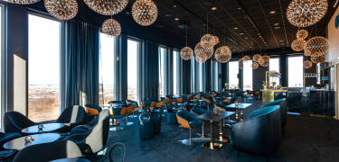 Genießen Sie in der Skybar auf einer Höhe von 85 Metern einen faszinierenden Blick aus dem 16. Stock des Hauses. Von hier aus hat man eine tolle Aussicht über Malmö.