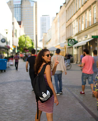 Die Fußgängerzone von Malmö und das großen Einkaufszentrum ,Emporia Shopping Center‘ befinden sich in unmittelbarer Nähe des Hotels und laden zum gemütlichen Einkaufsbummel ein.
