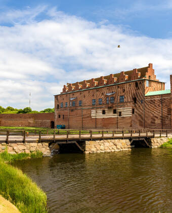 Malmöhus ist eine von Skandinaviens ältesten erhaltenen Burganlagen. Hier gibt es interessante Ausstellungen zur Geschichte der Stadt, zu Kunst und Seefahrt.