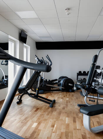 På hotellet finns ett fitnessrum med flera olika maskiner och utrustning till konditions- och styrketräning.