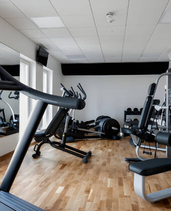 At the hotel, you can keep fit in the fitness room, where you can do both cardio and strength training.