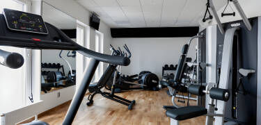 At the hotel, you can keep fit in the fitness room, where you can do both cardio and strength training.