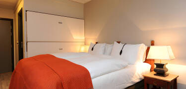 Hotellet har både dubbelrum och familjerum som alla har eget badrum.