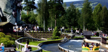 Der Hunderfossen Familiepark liegt nahe dem Hotel und bietet viel Spass für die ganze Familie.