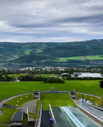 Opplev det olympiske anlegget Lysgårdsbakkene Hoppanlegg og gå ikke glipp av den fantastiske panorama-utsikten
