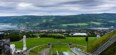Von der Skisprungschanze in Lillehammer hat man eine herrliche Aussicht auf die Stadt.