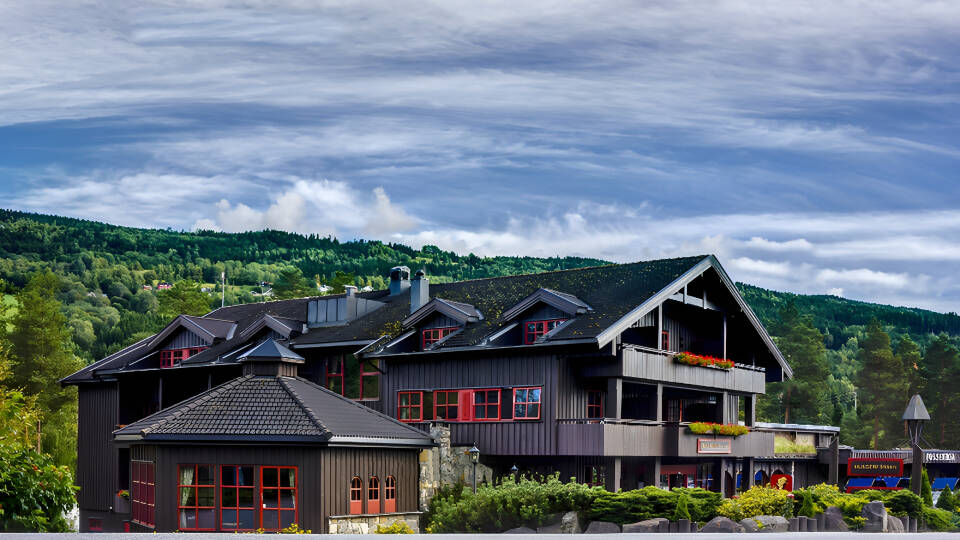 Welcome to the lovely Hunderfossen Hotell & Resort, located only about 10 minutes from Lillehammer.