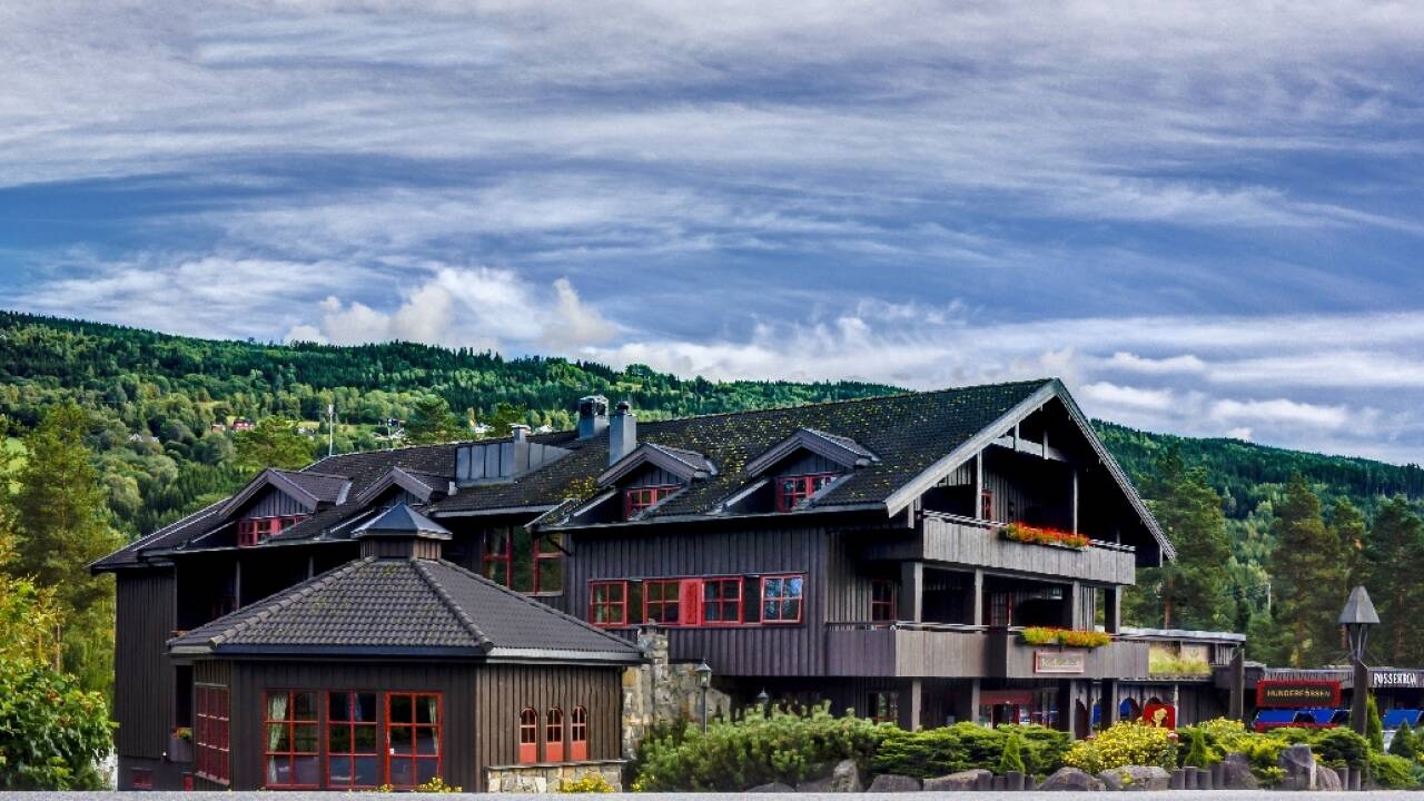 Velkommen til koselig Hunderfossen Hotell og Resort som ligger idyllisk til på Fåberg, bare 10 min. unna Lillehammer