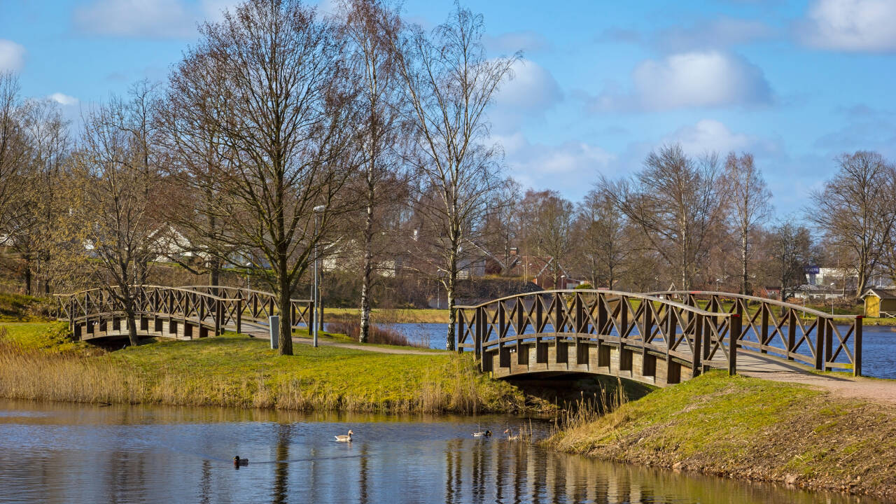 Udforsk Smålands idylliske natur, med smukke skove, historiske steder og blanke søer.