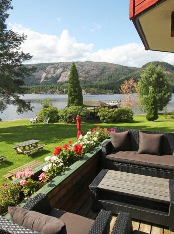 Revsnes Hotell is idyllically situated by the Byglandsfjorden. A place rich in tradition surrounded by beautiful nature on all sides.