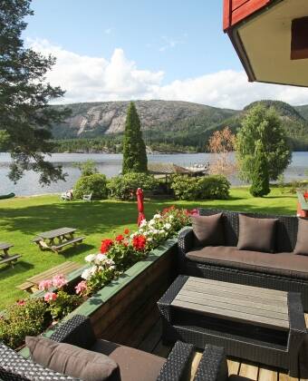 Revsnes Hotell is idyllically situated by the Byglandsfjorden. A place rich in tradition surrounded by beautiful nature on all sides.