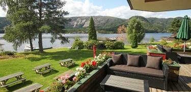 Revsnes hotell ligger idyllisk til ved Byglandsfjorden. Et tradisjonsrikt hotell omgitt av flott natur og mange spennende opplevelser og aktivitetstilbud.
