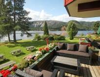 Revsnes Hotell ligger idyllisk ved Byglandsfjorden. Et sted rig på traditioner omgivet af flot natur til alle sider.