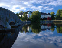 Bege er till Gavnø slott, som ligger ungefär 35 km från hotellet och ta en promenad i den vackra slottsträdgården.