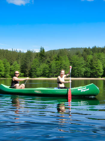 Erkunden Sie Vallekilen und Nidelva mit dem Kanu oder Tretboot. Eine Stunde ist in Ihrem Risskov-Paket enthalten!