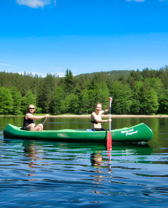 Erkunden Sie Vallekilen und Nidelva mit dem Kanu oder Tretboot. Eine Stunde ist in Ihrem Risskov-Paket enthalten!